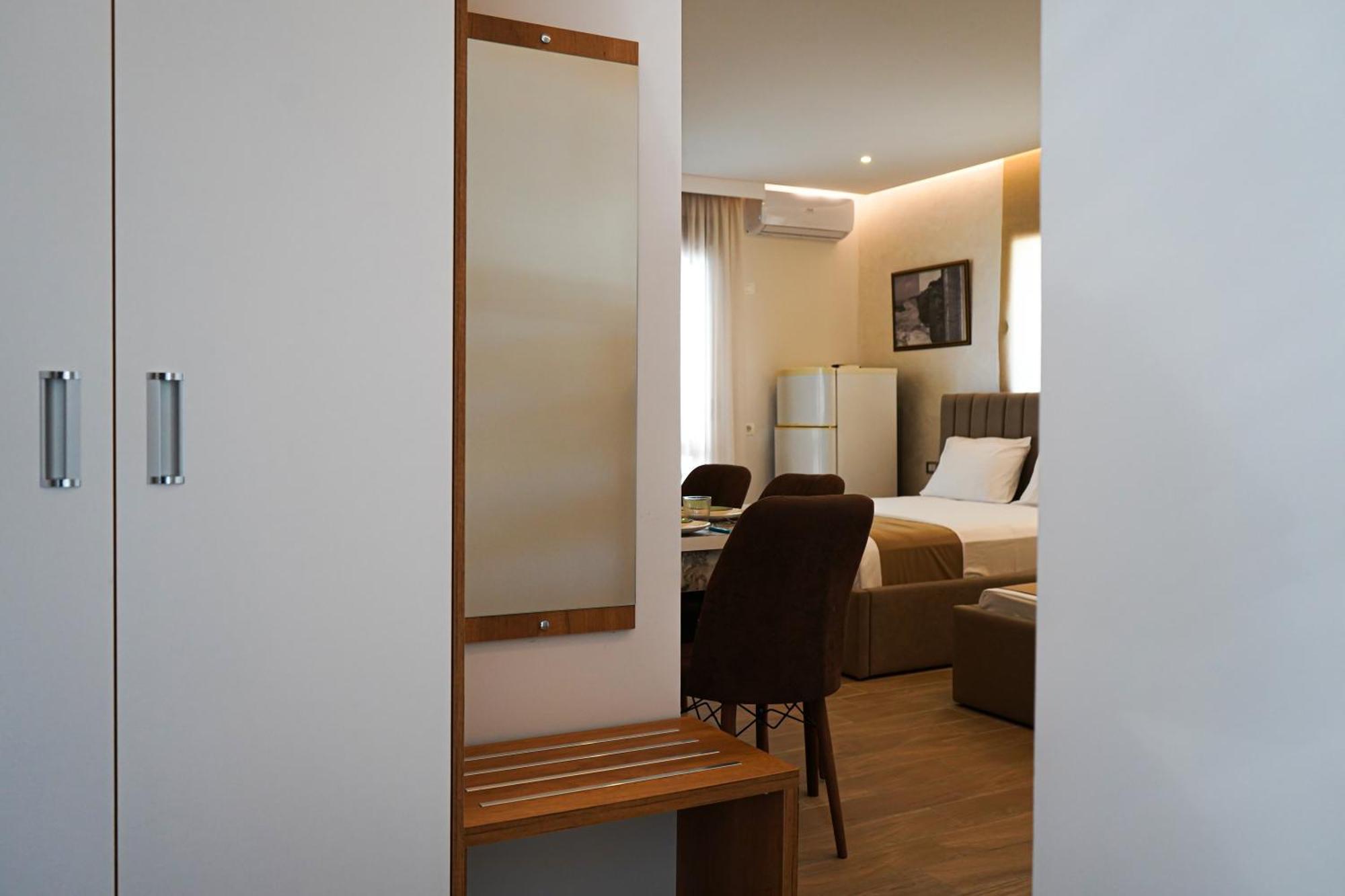 Delmar Apartments Golem  Bagian luar foto